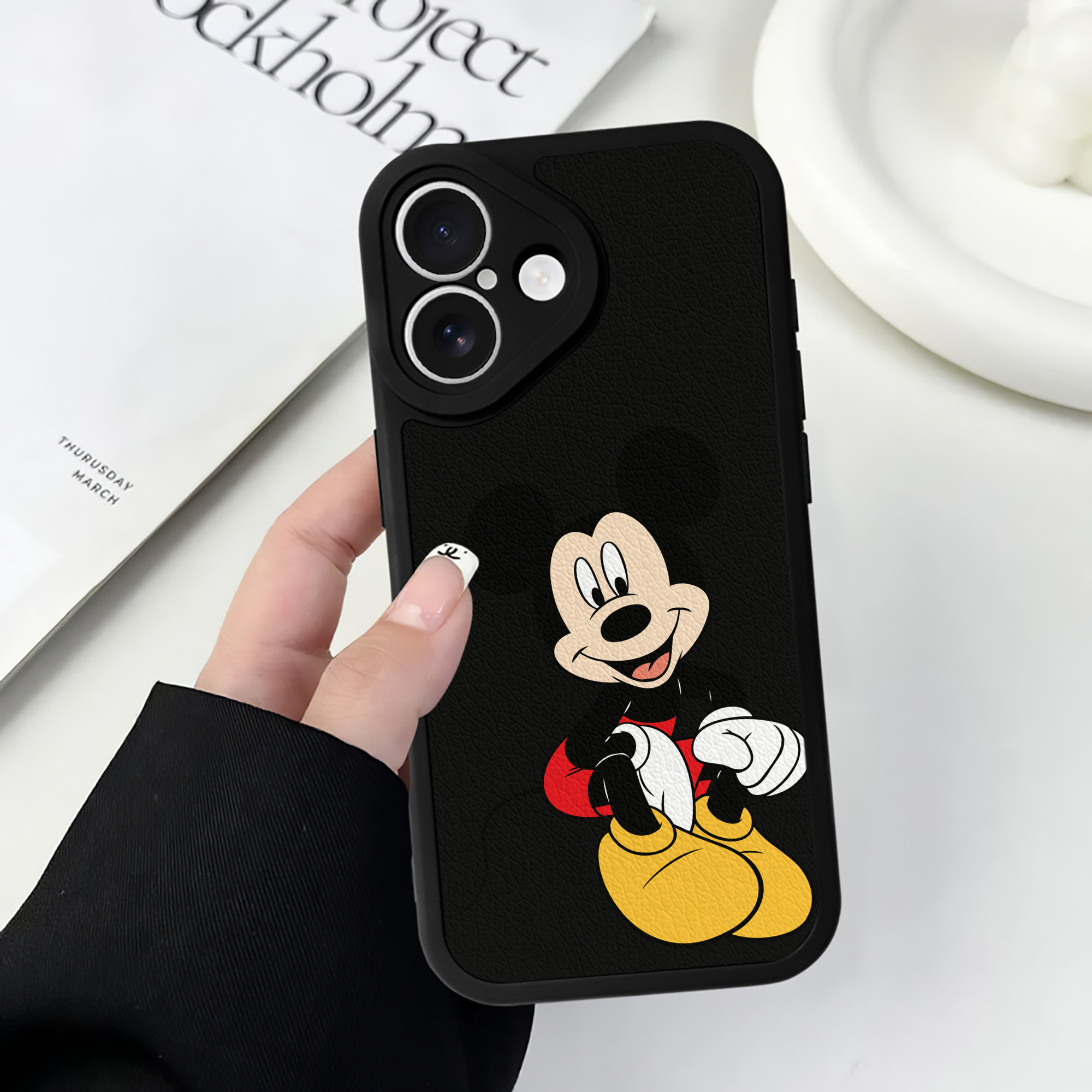 （画像用） ミッキーマウス Mickey Mouse 【iPhone 16シリーズ対応】シリコンスマホケース（レザー調） 材質：シリコン